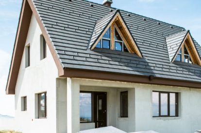 laying-roof-tiles-8R4SG27.jpg